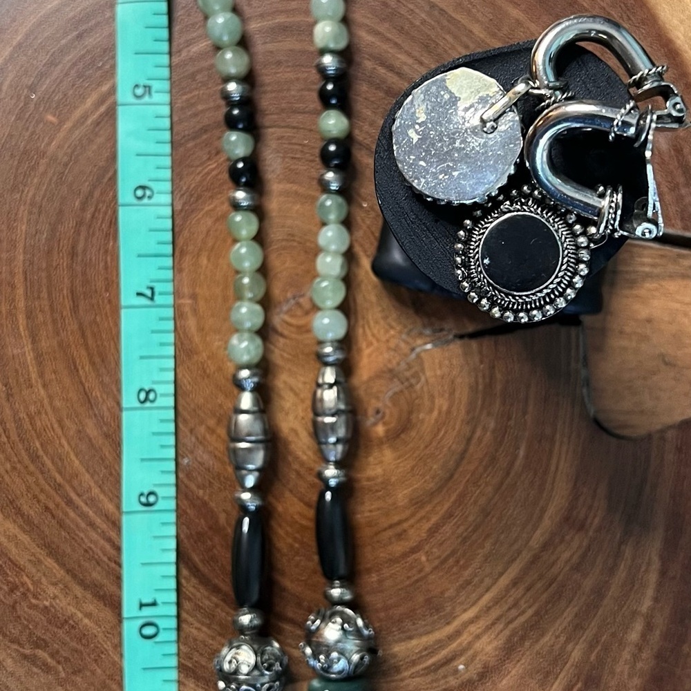 onyx and silver vintage, necklace, clip-on earrings and ring. - Picture 8 of 9